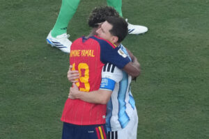 Video: Lamine Yamal consuela a Messi tras la final del Mundial 2026
