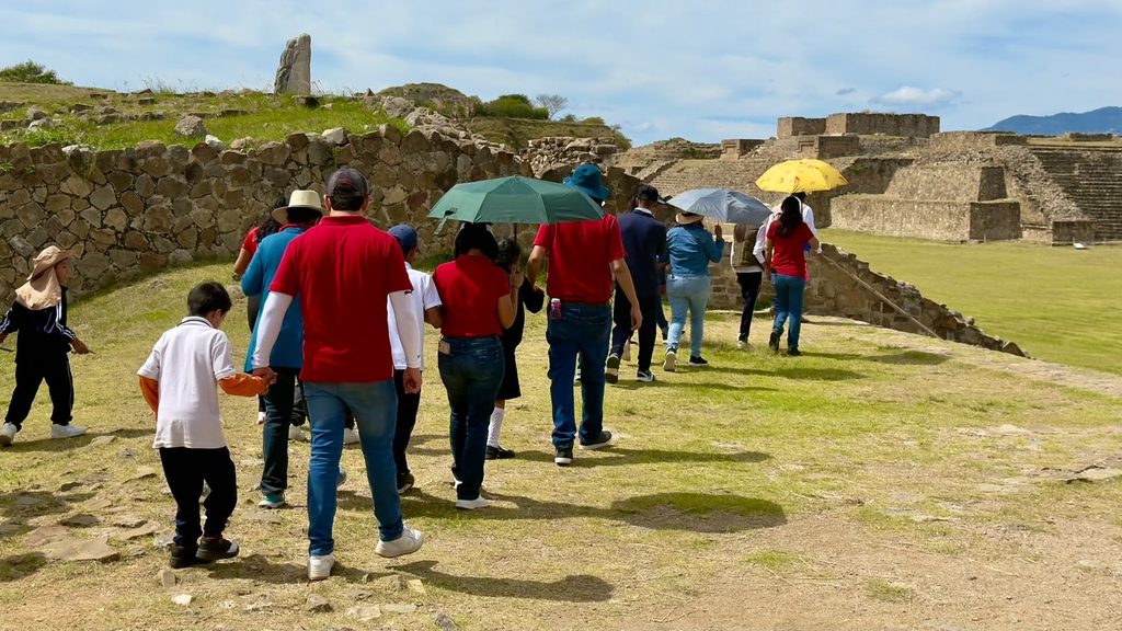 1001927458-1024x576 DIF Oaxaca promueve acceso a espacios culturales para personas con discapacidad* El organismo estatal realizó un recorrido por Monte Albán con el acompañamiento de una intérprete en Lengua de Señas Mexicana (LSM) y guías del sitio capacitados para brindar atención a personas con discapacidad